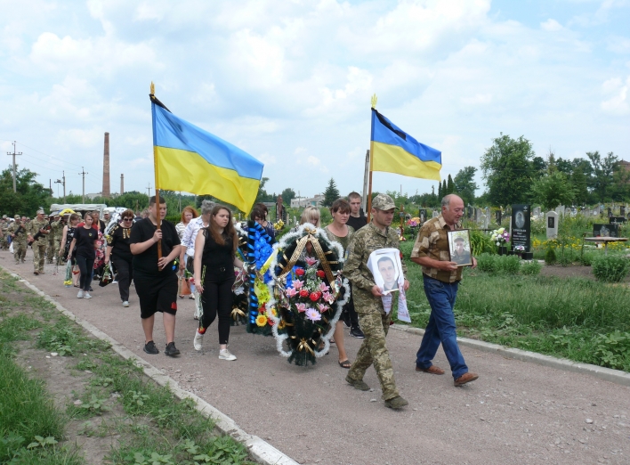 У Білопіллі попрощалися із захисником України Віталієм Даценко фото