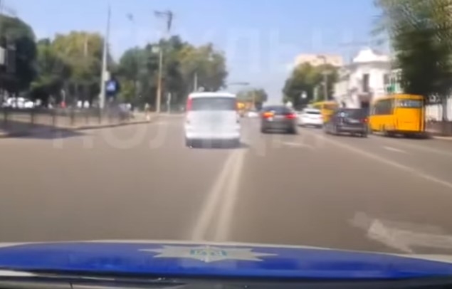 У Сумах п'яний водій проїхав по зустрічці на очах у патрульних (відео) фото У Сумах п'яний водій проїхав по зустрічці на очах у патрульних (відео) фото