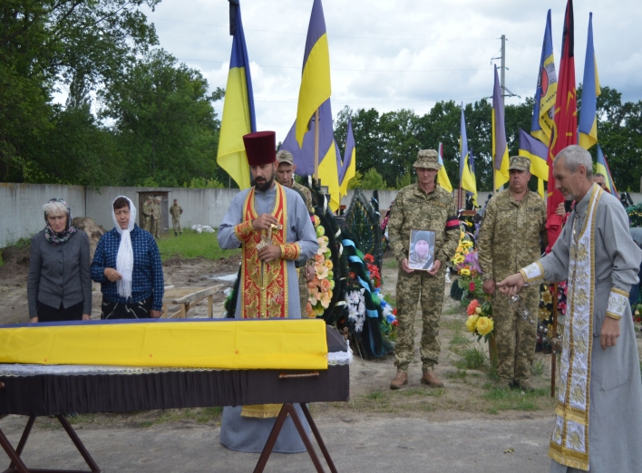 У Лебедині попрощалися з полеглим захисником фото У Лебедині попрощалися з полеглим захисником фото