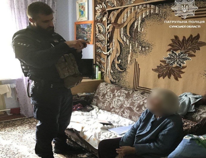 Сумські патрульні допомогли бабусі, яка загубилася, знайти дім фото Сумські патрульні допомогли бабусі, яка загубилася, знайти дім фото
