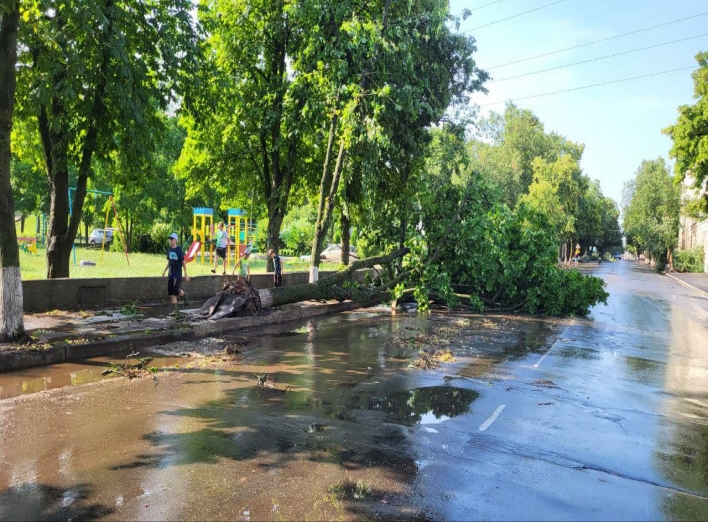 У Конотопі через негоду відсутнє електро- і водопостачання фото