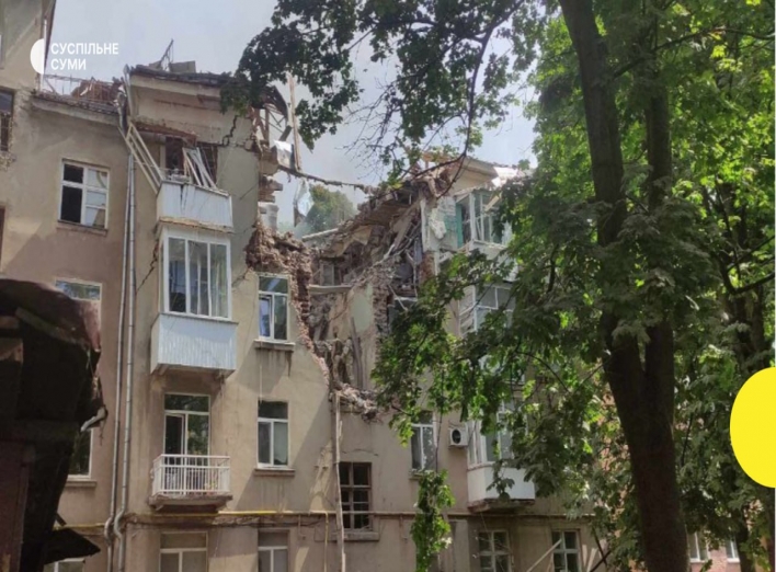 У центрі Сум пошкоджено будинок через атаку “шахедів”: загинуло троє (оновлюється) фото