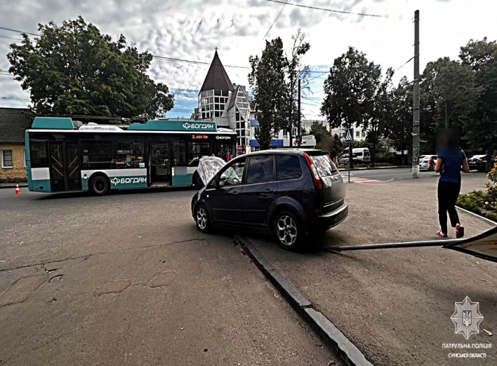 У Сумах сталася аварія з тролейбусом: постраждала пасажирка фото