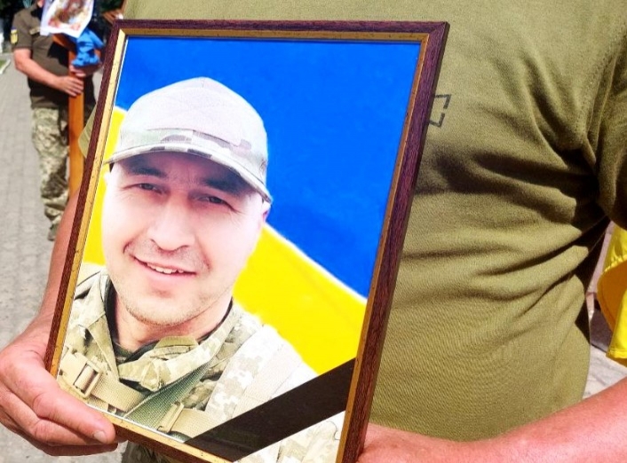 Роменська громада провела в останню путь українського захисника Олександра Денисенка фото