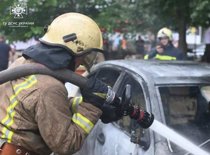 У Сумах вогнеборці запобігли вибуху балону газової установки авто фото