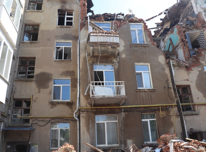 Зруйнований рашистським дроном будинок у Сумах ремонтуватиме улюблена фірма мерії фото