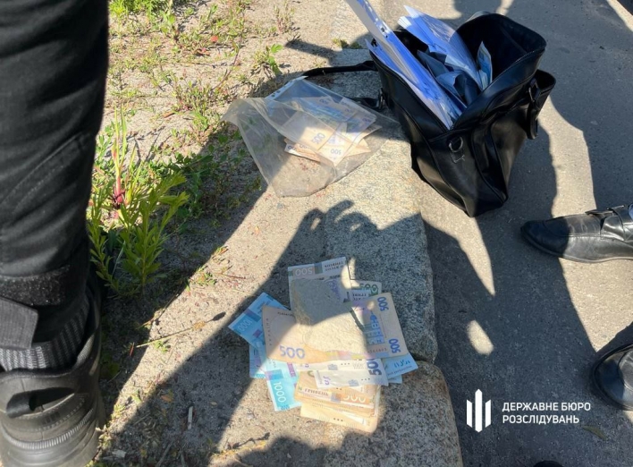 У Сумах ДБР затримало правоохоронця, який вимагав хабар у військового за порушення адмінзаконодавства фото У Сумах ДБР затримало правоохоронця, який вимагав хабар у військового за порушення адмінзаконодавства фото