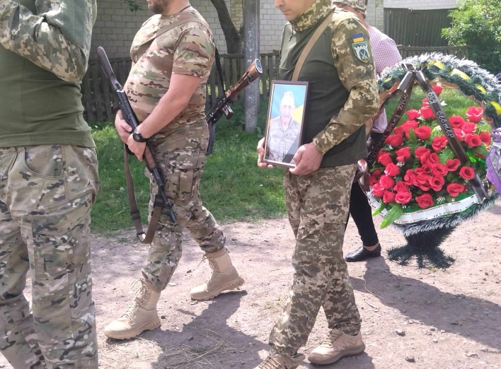 На Буринщині провели в останню путь захисника України фото