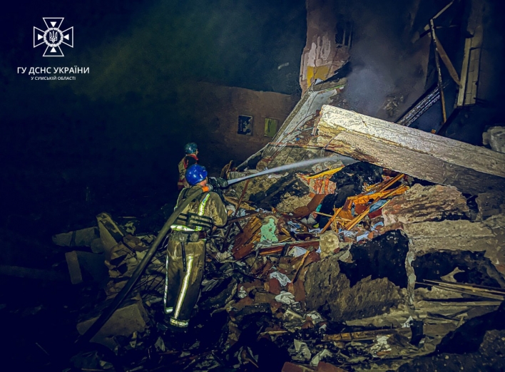 У Сумах рятувальники пів ночі гасили пожежу внаслідок ракетного удару (відео) фото