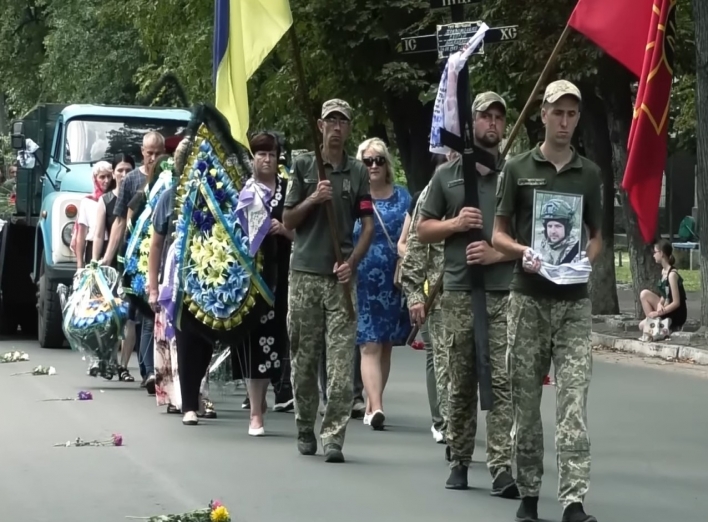 Лебединці провели в останню путь військового Сергія Кривошеєнка (відео) фото