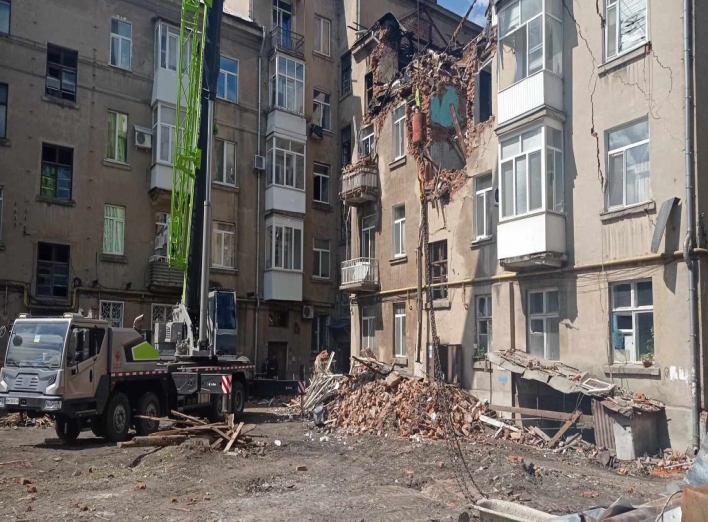 У Сумах у пошкодженому російським дроном будинку розпочалися відновлювальні роботи фото