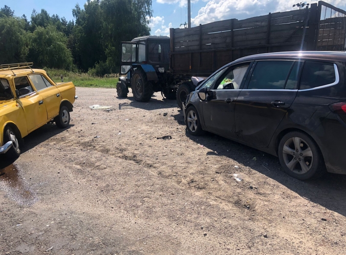 В Охтирці на перехресті дві автівки врізалися у трактор: двоє трамованих фото