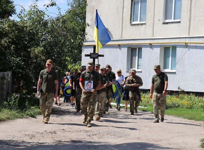 У Тростянці провели в останню путь захисника України Володимира Бондаренка фото