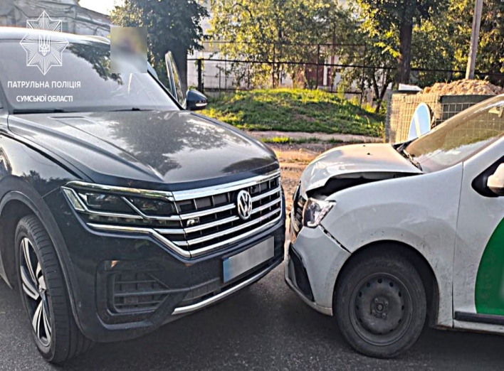 У Сумах в ДТП потрапило таксі: постраждали двоє малолітніх дітей фото