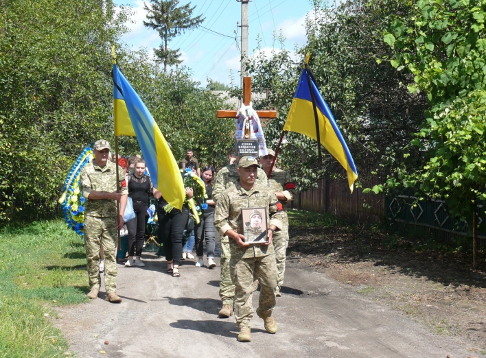 У Білопіллі провели в останню дорогу 21-річного героя-земляка фото