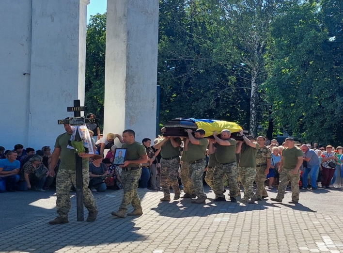 Роменська громада провела в останню путь захисника України Юрія Ляха фото