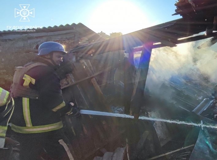 На Сумщині рятувальники ліквідували масштабну пожежу, спричинену ворожим ударом фото