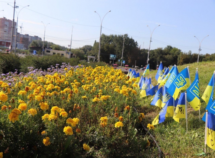 Сум’яни вшановують пам'ять загиблих Героїв жовто-блакитними прапорцями фото