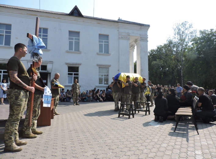 Роменська громада провела в останню путь українського захисника Дмитра Лашина фото