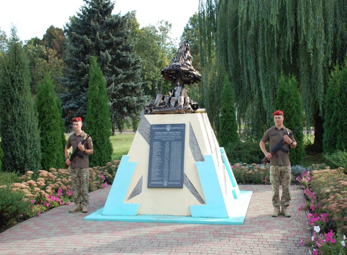 У Сумах вшанували загиблих у 2014 році на Луганщині військових 27-ої реактивної артилерійської бригади фото