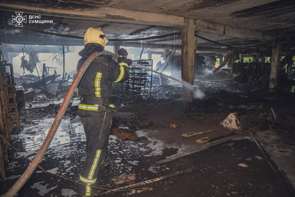 Понад 16 годин гасили пожежу в Ромнах  фото №4