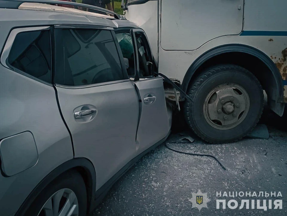 ДТП на Глухівщині: автобус зіткнувся з автівкою, є постраждалі фото №2