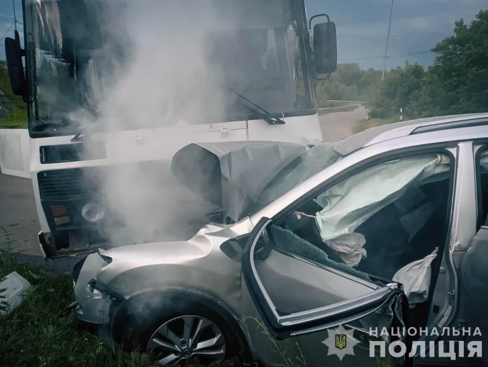 ДТП на Глухівщині: автобус зіткнувся з автівкою, є постраждалі фото №1