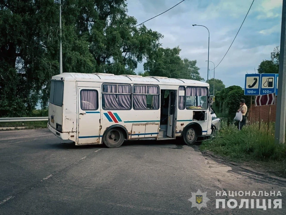 ДТП на Глухівщині: автобус зіткнувся з автівкою, є постраждалі фото №3