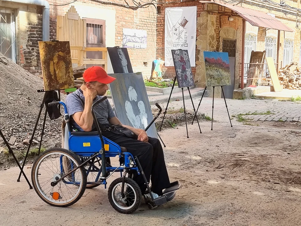 Картини місцевих художників та кіно — як пройшла арт-виставка у Сумах фото №13