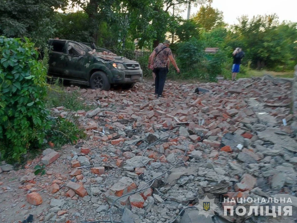 Російські окупанти пошкодили 19 будинків, дитсадок, лікарню та три автівки фото №2