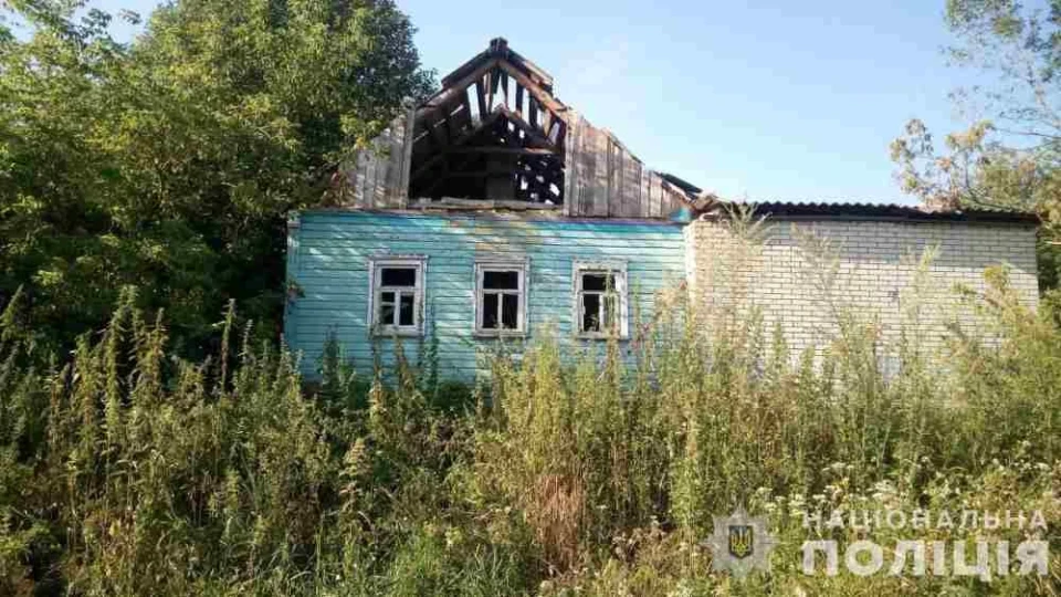 Загиблий, поранена, пошкоджені будинки: поліція показала наслідки вчорашніх обстрілів Сумщини фото №5