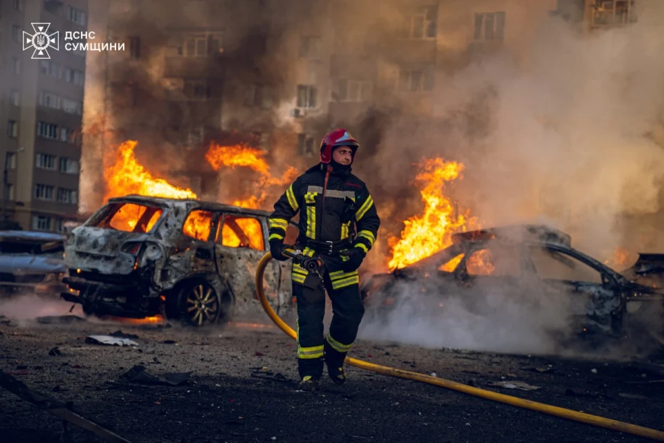 У Сумах рятувальники оперативно ліквідували пожежу після ворожого авіаудару (відео) фото №1