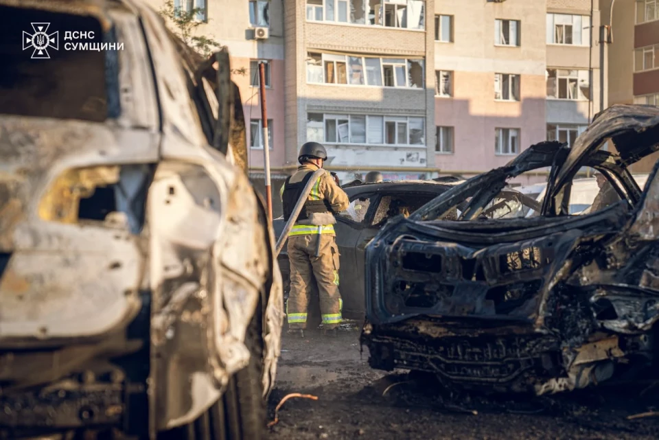 У Сумах рятувальники оперативно ліквідували пожежу після ворожого авіаудару (відео) фото №3