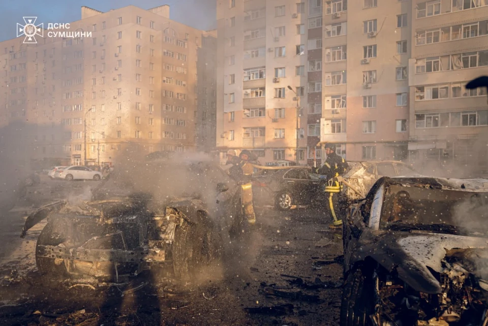 У Сумах рятувальники оперативно ліквідували пожежу після ворожого авіаудару (відео) фото №4