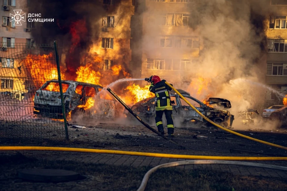 У Сумах рятувальники оперативно ліквідували пожежу після ворожого авіаудару (відео) фото №6