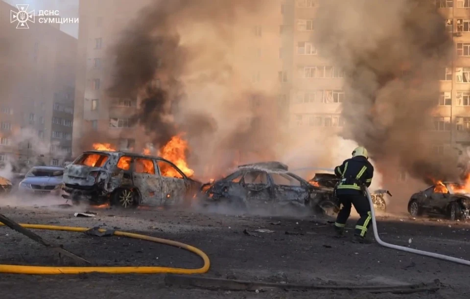 У Сумах рятувальники оперативно ліквідували пожежу після ворожого авіаудару (відео) фото №7