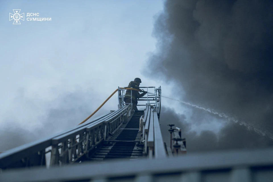 У Сумах рятувальники локалізували пожежу, яку спричинив нічний ворожий авіаудар фото №3