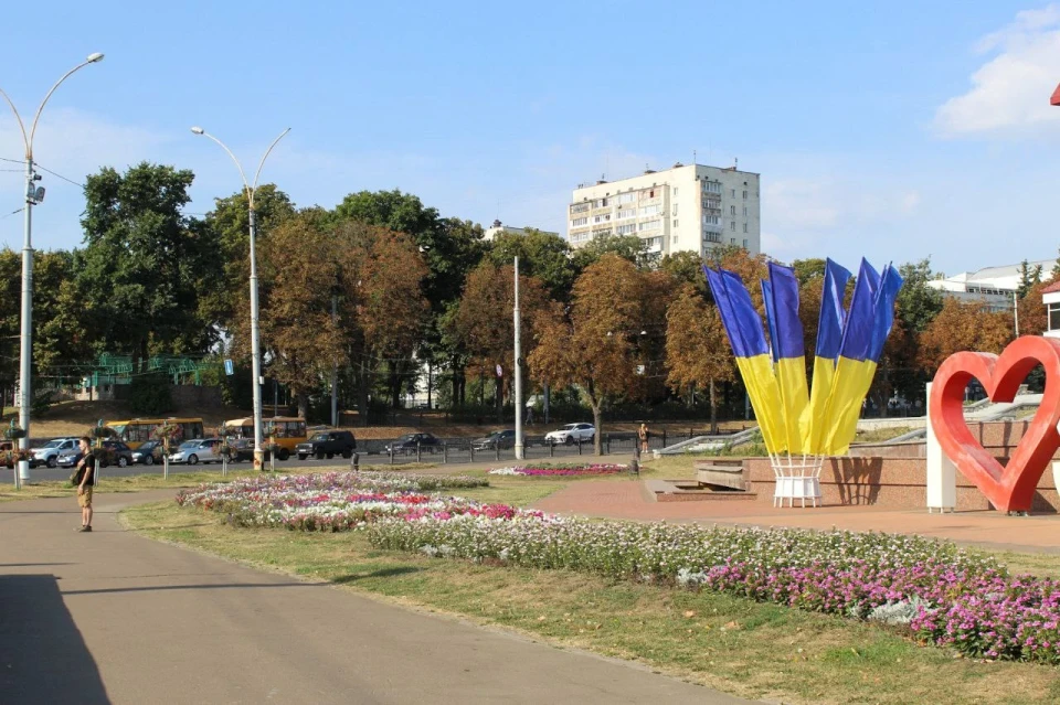  Місто має зупинитися – у Сумах перекрили рух під час хвилини мовчання фото №2