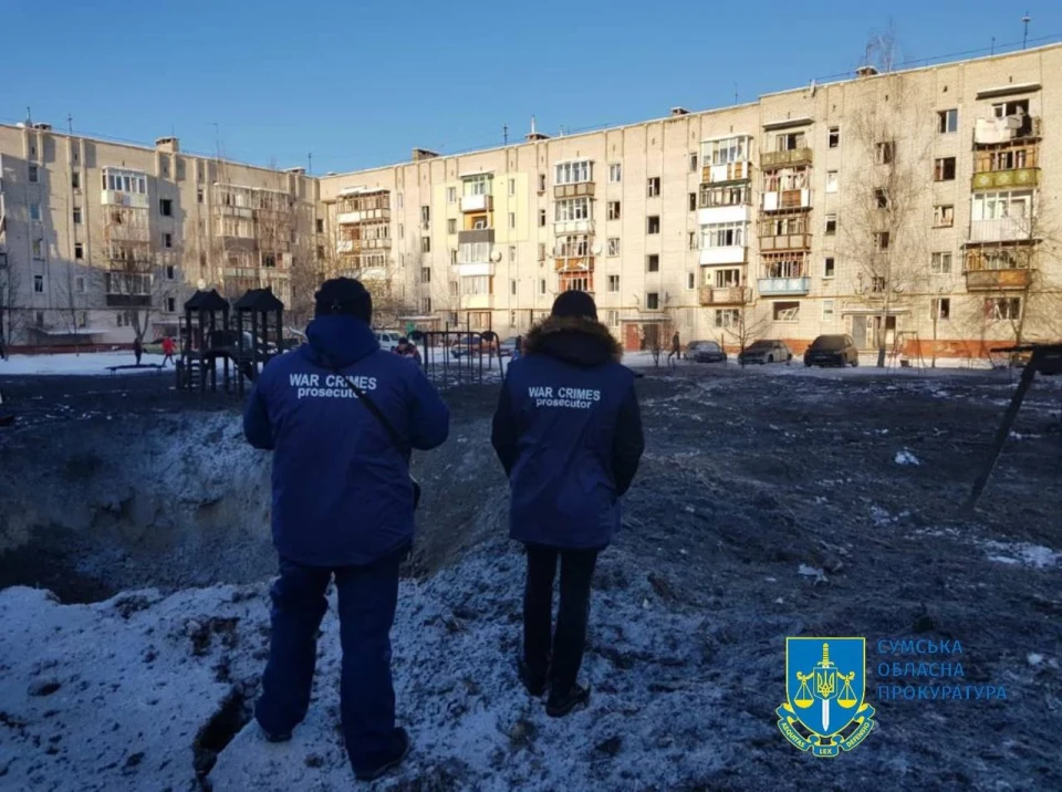 Окупанти завдали ракетного удару по Шостці: поранено жінку, пошкоджено будинки (оновлено) фото №3
