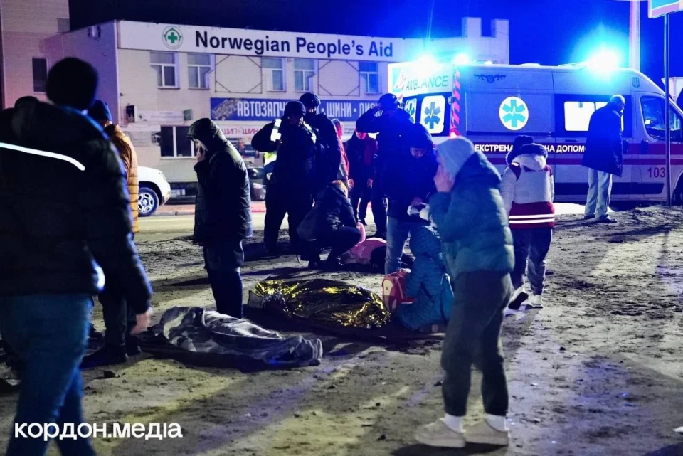 У Сумах ракетний удар прийшовся по двору багатоповерхівки (оновлюється) фото №12