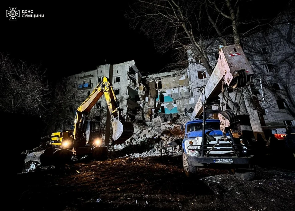 У Глухові завершили пошуково-рятувальну операцію після ворожого обстрілу: 12 загиблих фото №3