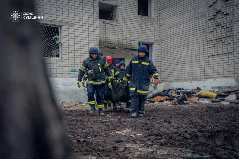 У Глухові завершили пошуково-рятувальну операцію після ворожого обстрілу: 12 загиблих фото №7