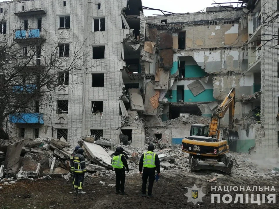 У Глухові завершили пошуково-рятувальну операцію після ворожого обстрілу: 12 загиблих фото №8