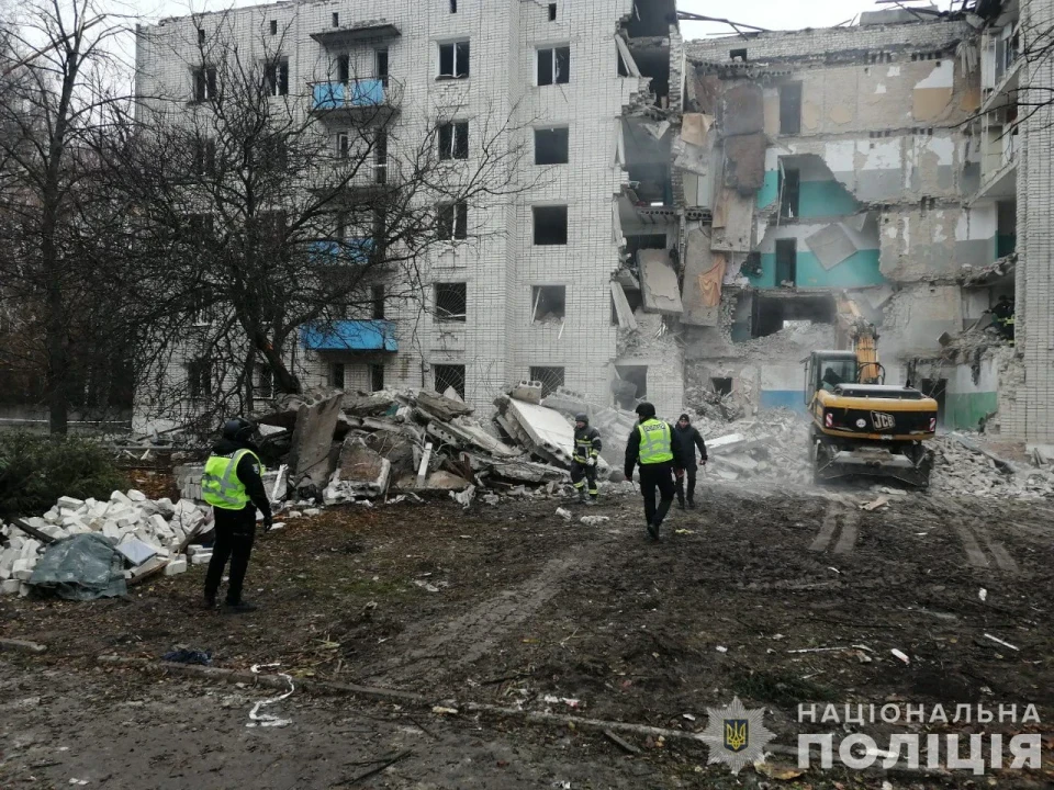 У Глухові завершили пошуково-рятувальну операцію після ворожого обстрілу: 12 загиблих фото №11