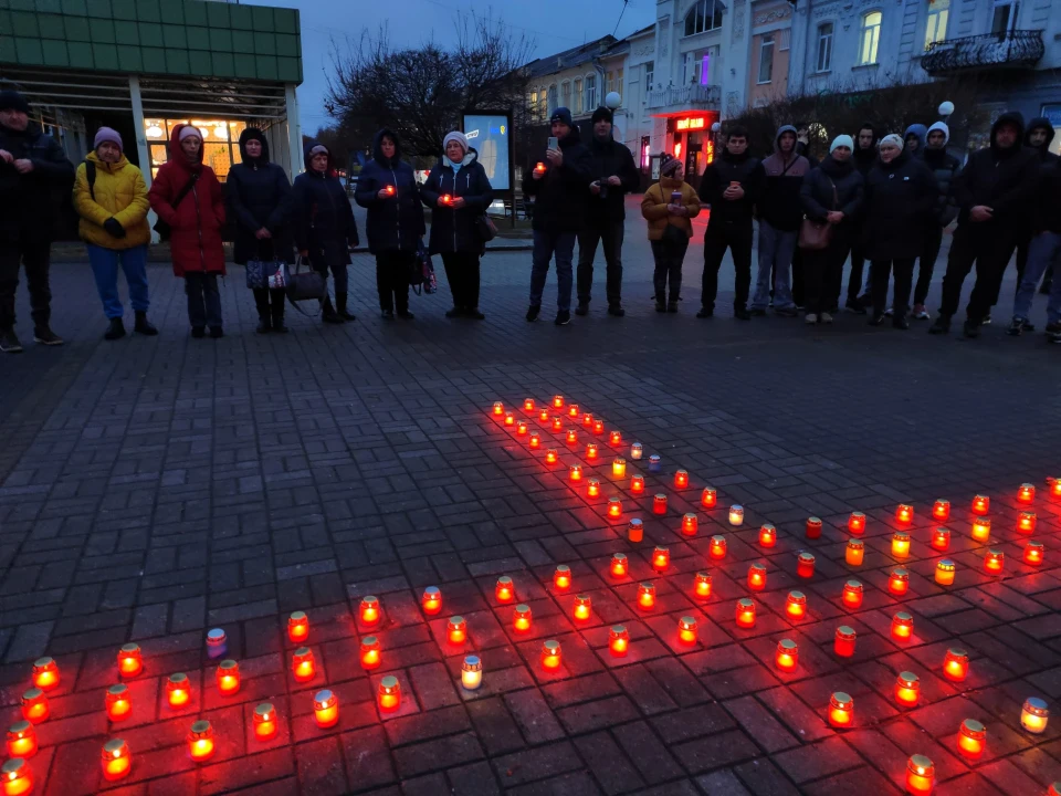 Сумʼяни вшанували жертв голодоморів —  фоторепортаж фото №12