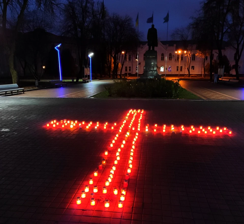 Сумʼяни вшанували жертв голодоморів —  фоторепортаж фото №13