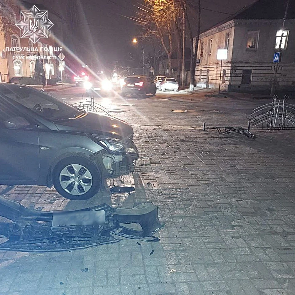 У Сумах п’яний водій врізався у паркан та інше авто і втік з місця ДТП фото №4