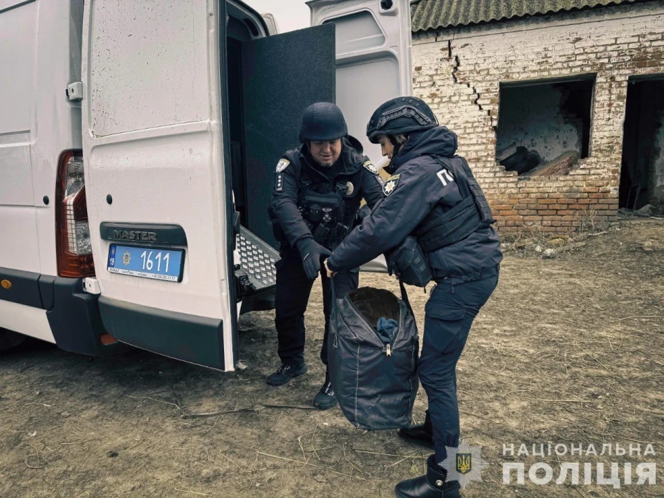 Поліцейські евакуювали літніх людей із домашніми улюбленцями з прифронтового Краснопілля фото №2