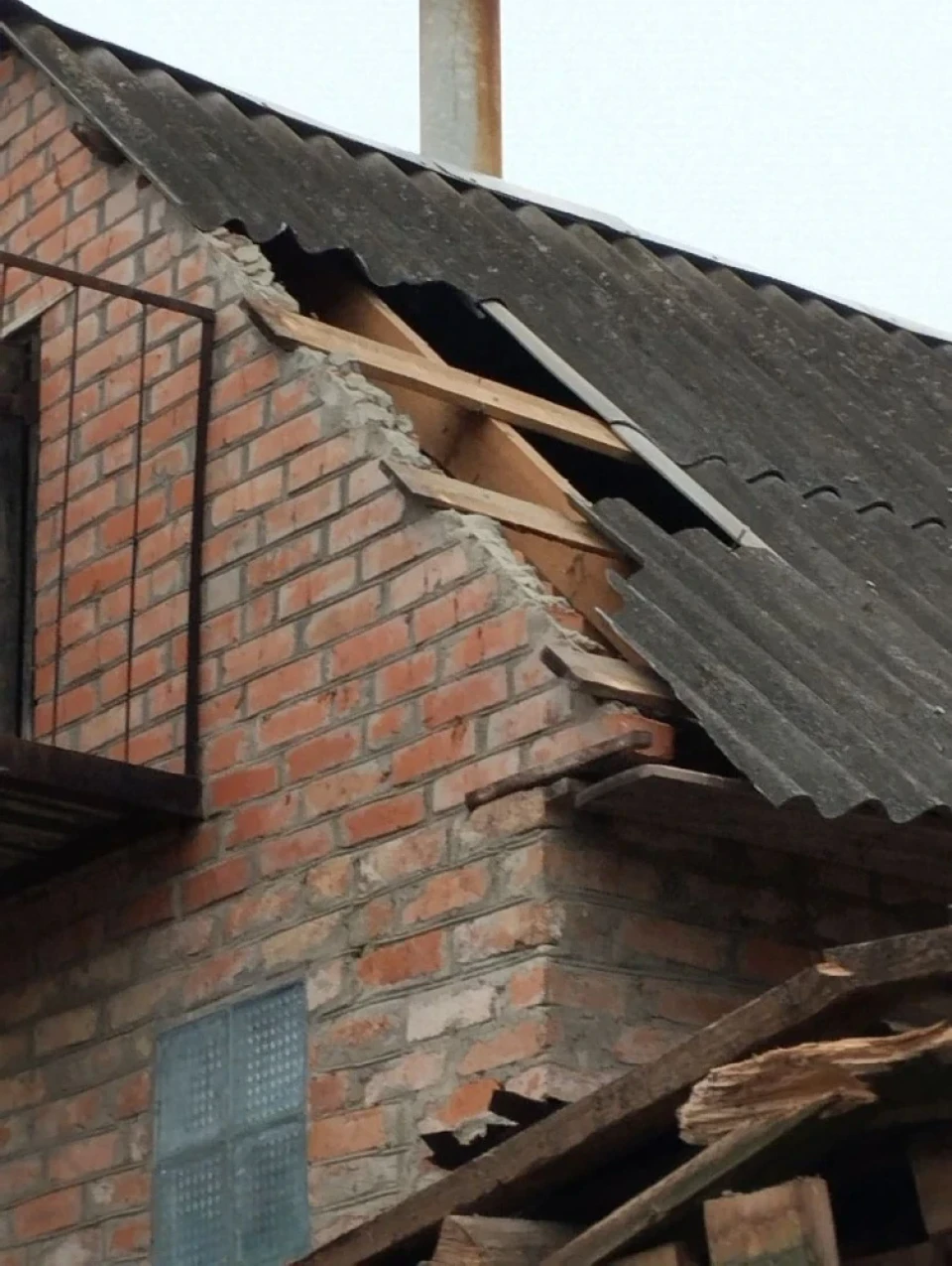 Суми під обстрілом: ворожі БпЛА атакували село в громаді: є постраждалий фото №3