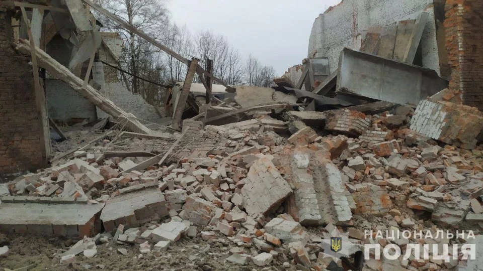 Російські окупанти за день пошкодили 16 будинків і залізничний вокзал на Сумщині фото №1